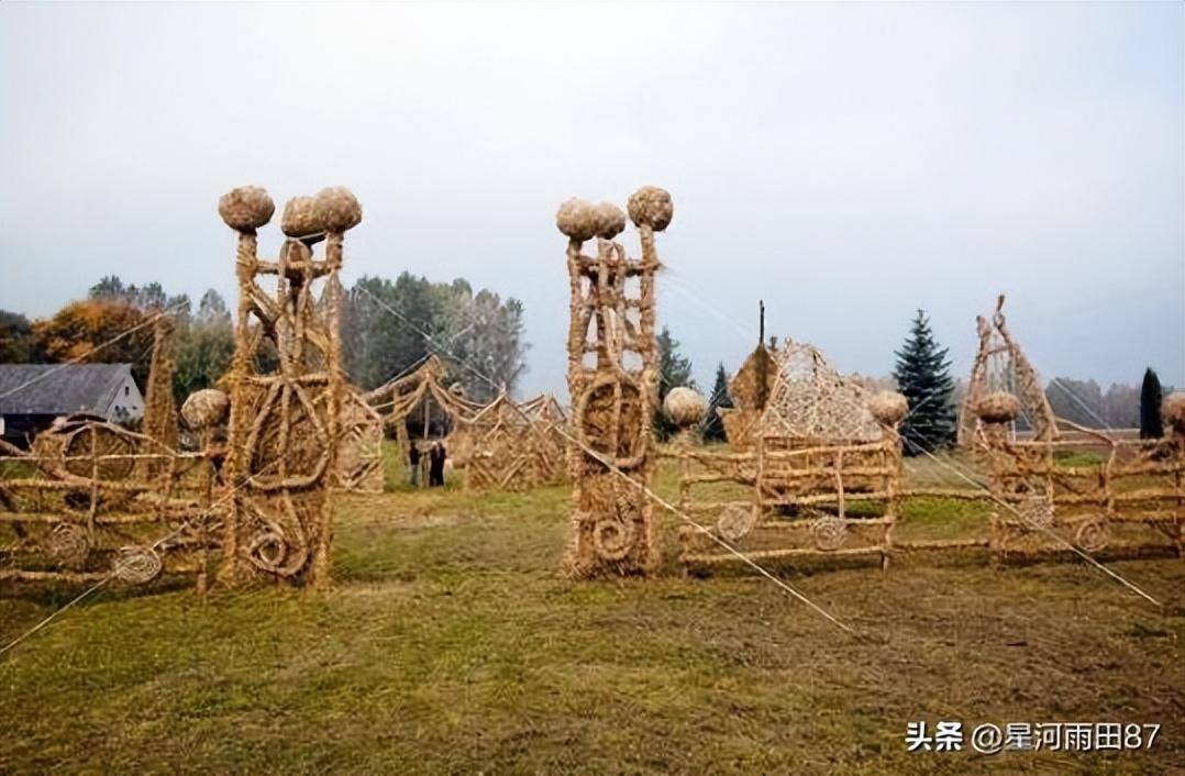 各种高大而复杂的完全由稻草做成的雕塑被放在临时搭建的稻草雕塑公园
