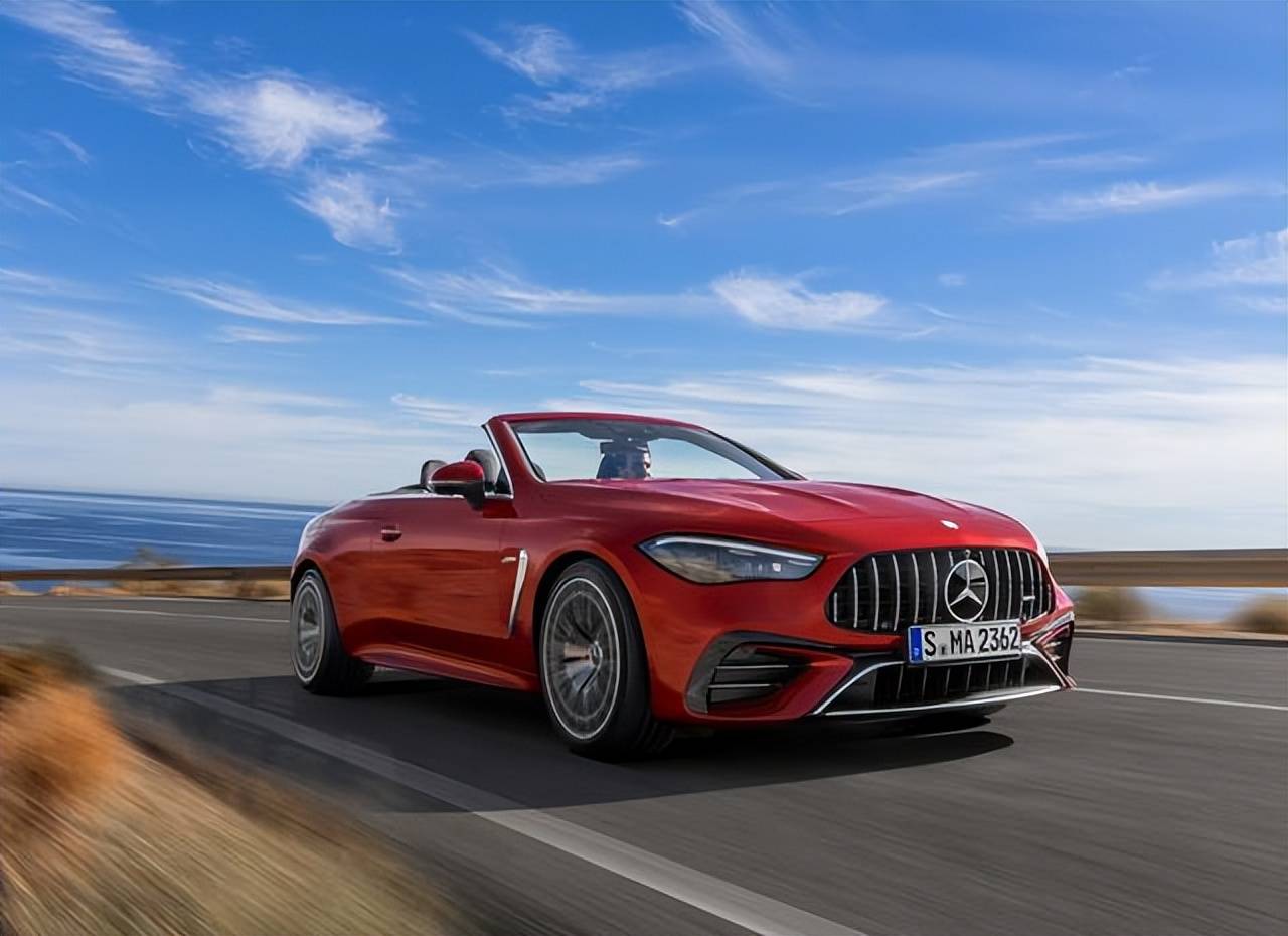 车头造型凶狠,前舱盖加入了隆起的筋线,amg运动化前保险杠相比于普通