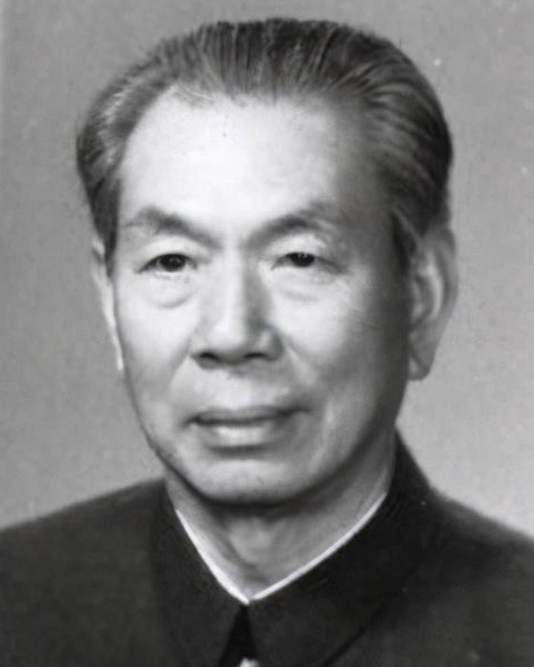 他是原上海市委书记,曾担任过华野8纵政委,子女都是普通工人