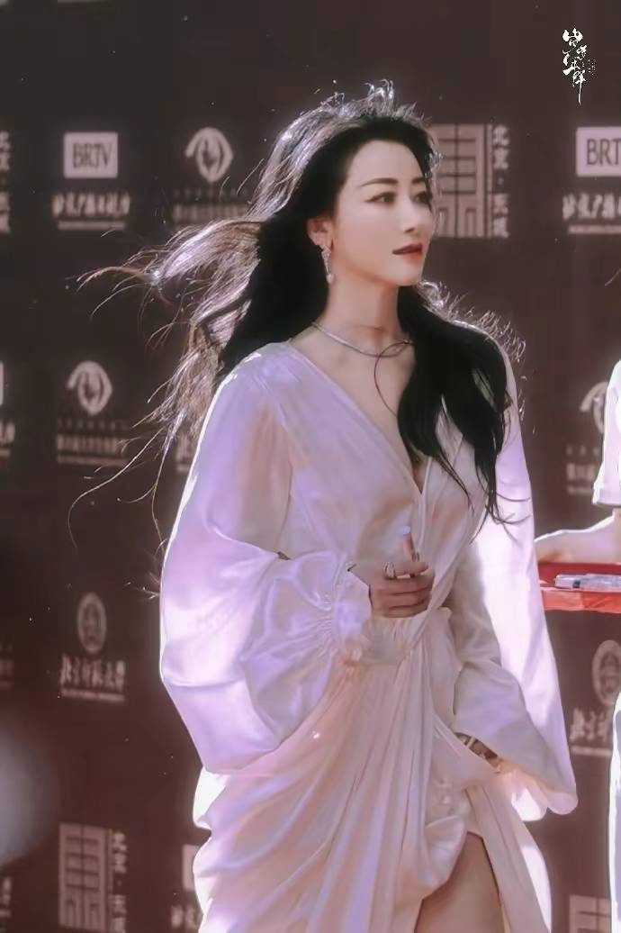 经典新高度:陈紫函如瓷娃娃般完美,紫色抹胸裙散发女神魅力