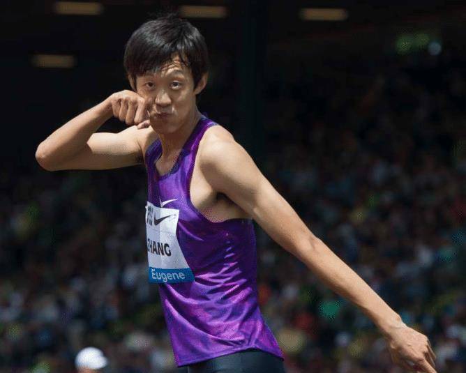 跳高冠军张国伟,退役当"龙吸水"网红,真是"自甘堕落"吗?