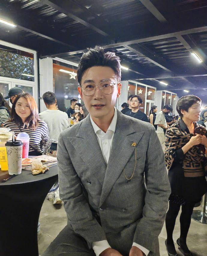 陆毅鲍蕾带女儿外出太吸睛,一人领一个孩子,贝儿姐妹性格反差大