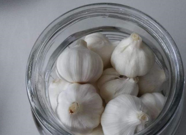 大蒜加雪碧,在罐子中腌制10多天,打开后家人都抢着吃,太好吃了