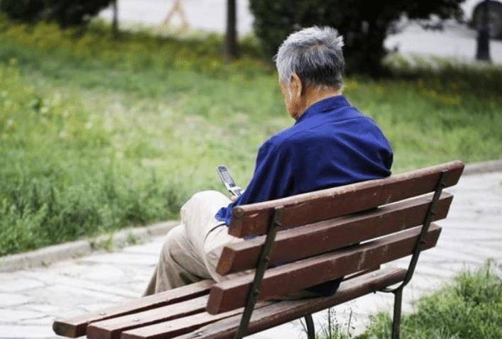 2002年,广东5旬夫妇失独3年生下龙凤胎,10年后无力抚养双双跳楼