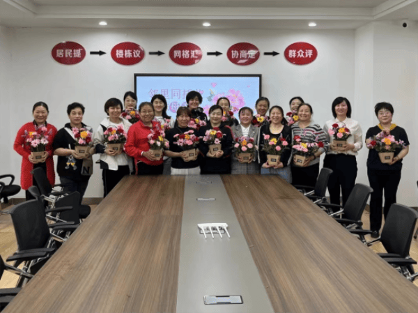 泰前街道向阳社区开展"邻里同插花,情浓母亲节"活动