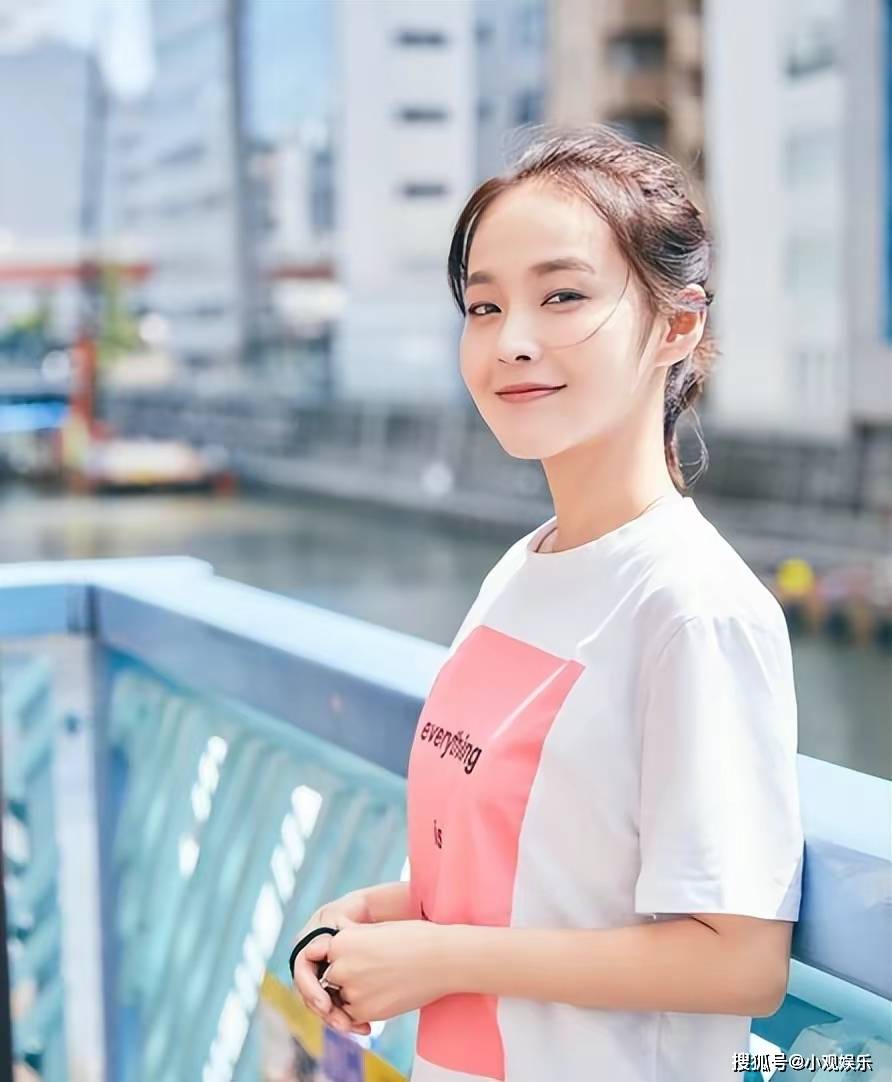 她拒认亲父,送母豪宅,出道14年零绯闻,展现独立自信的女性魅力_张佳宁