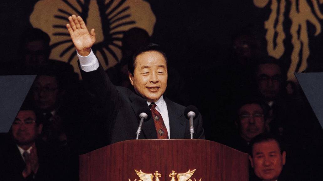 严格说,金泳三作为第一个文人总统还是很不错的,任期里也着实干了不少