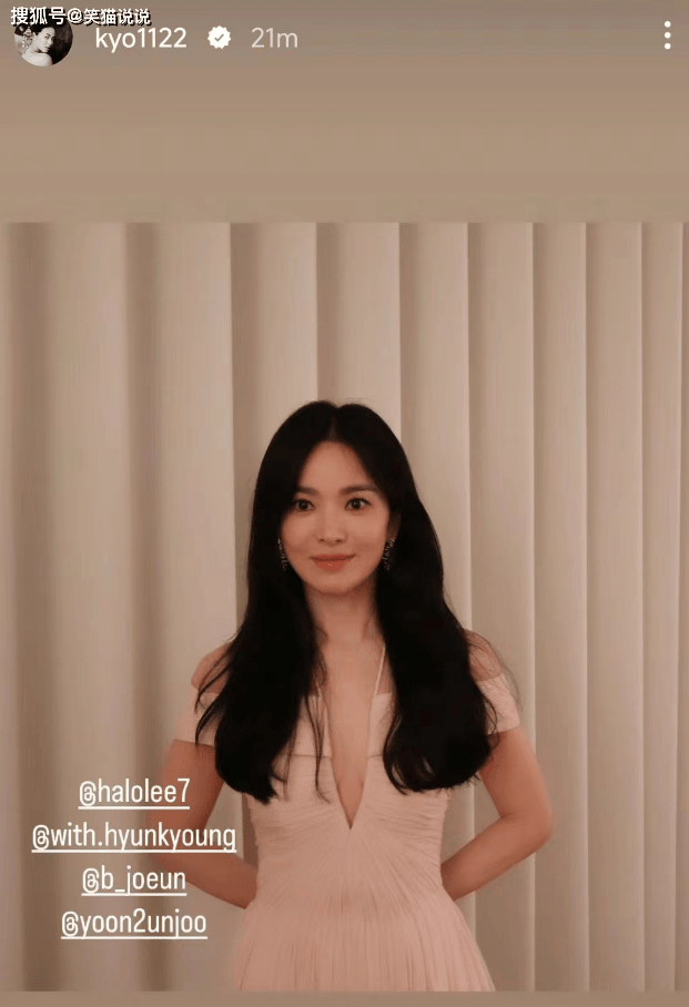 宋慧乔颁奖后晒照片:微笑撩发好惬意,歪头抿嘴显俏皮