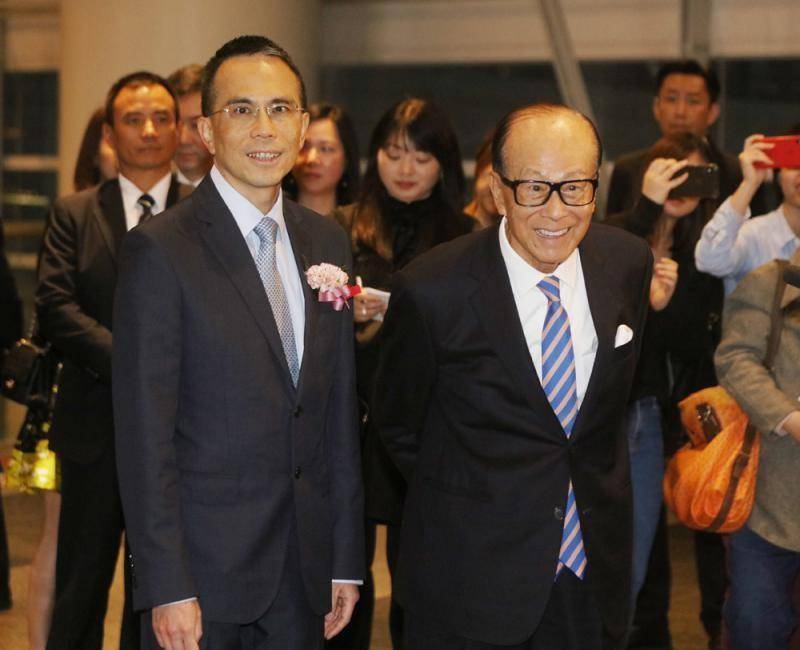李嘉诚大儿媳:被李泽钜疯狂追求,连生3女,为李家改名后得一子_王富信