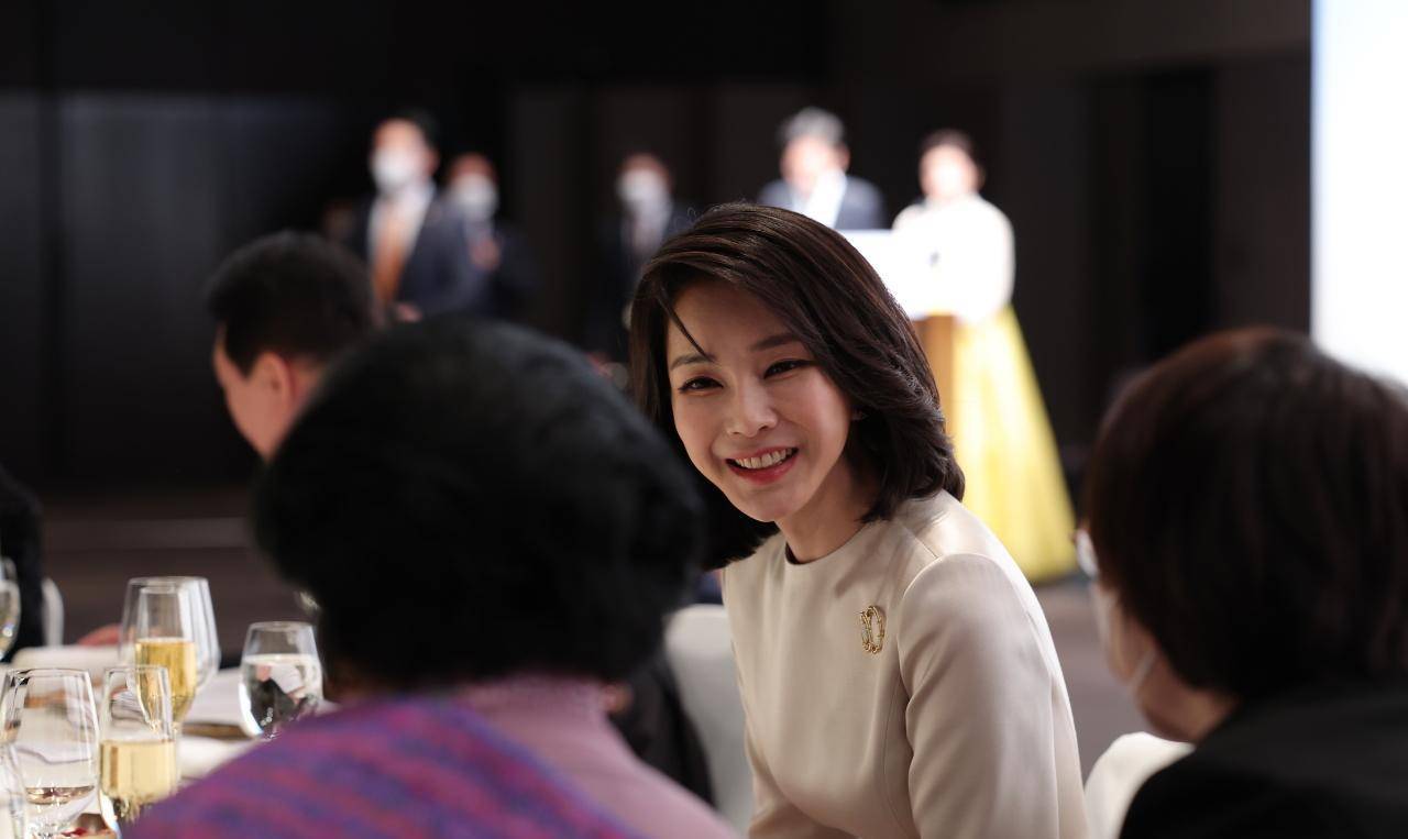 韩国第一夫人:跟布丽吉特一样旺夫,结婚10年没孩子,被宠成宝