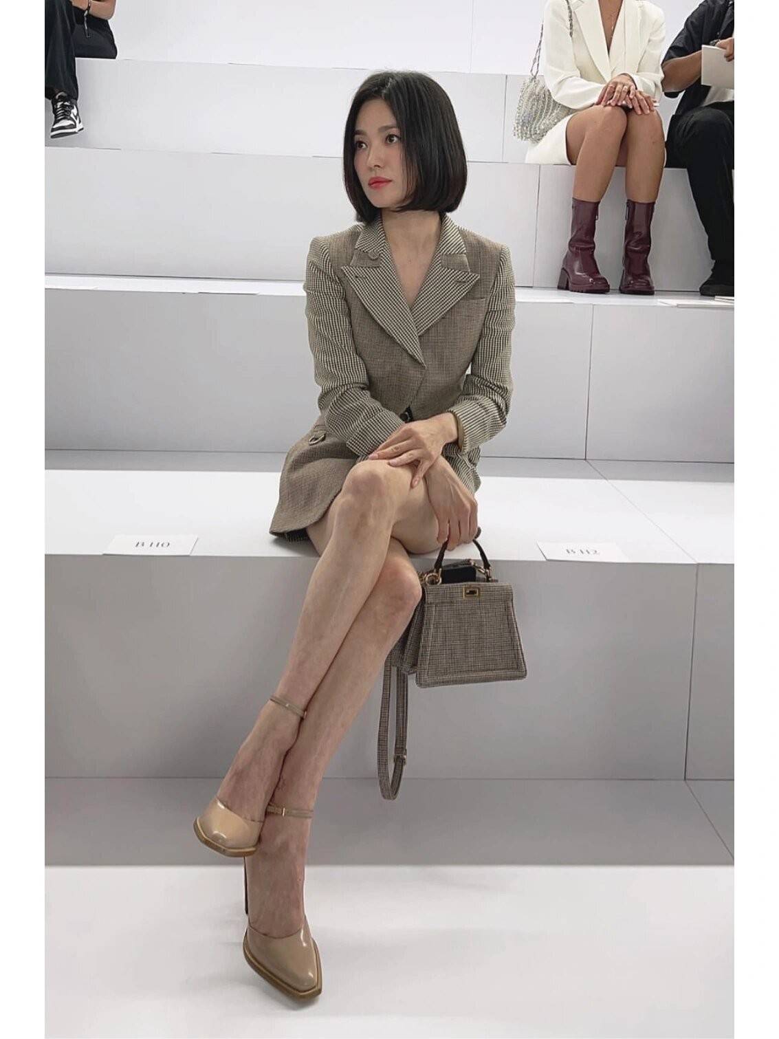 宋慧乔单身后剪了波波头,穿西装 短裤去看show,42岁美出新高度