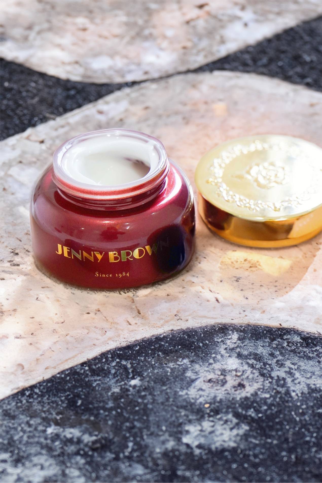 珍妮布朗这款面霜主打美白提亮,保湿维稳功效.