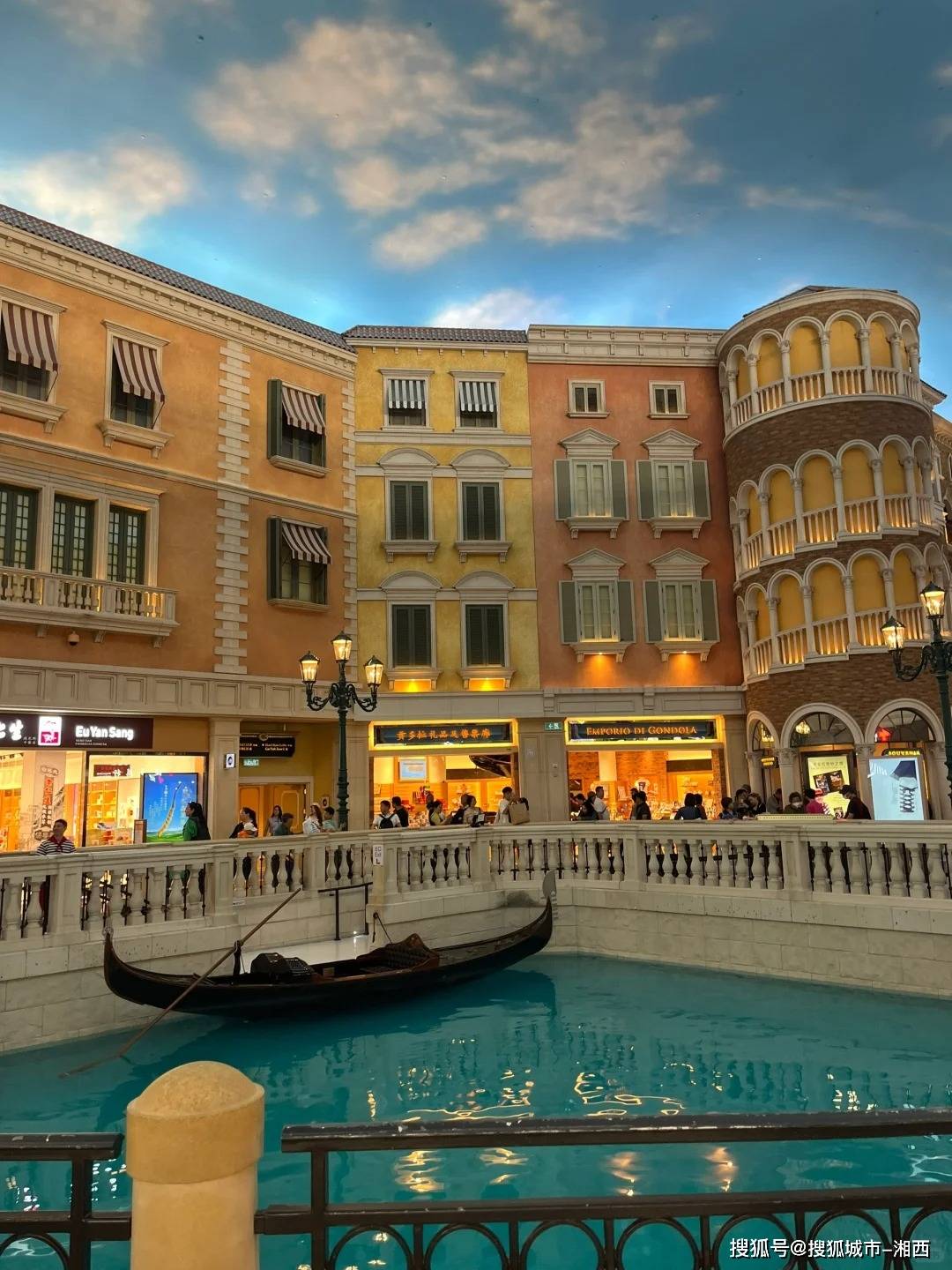 猪扒包猪扒包也是澳门最著名的小吃之一,它是由葡萄牙传统面包和中国