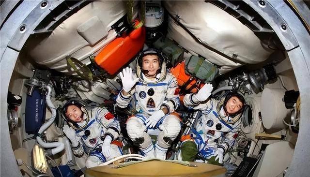 我国共13人上过太空,为啥2位是航天英雄,其他是英雄航天员