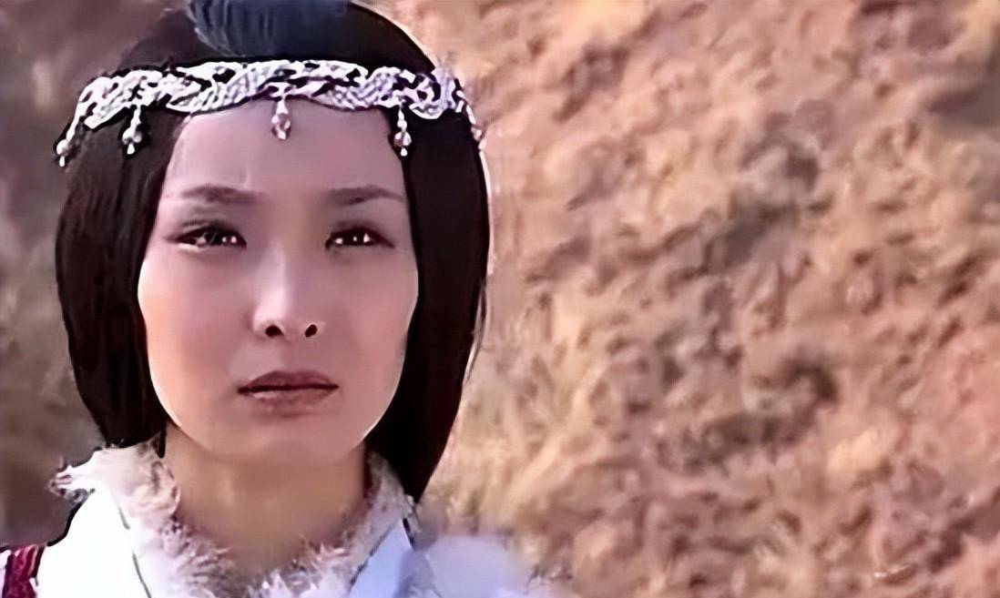 在《山海经·大荒北经》中,就有关于她的记载:"有人衣青衣,名曰黄帝女