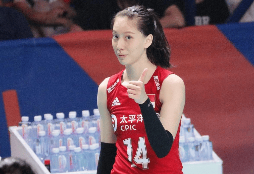 承担起主攻和接应双线替补的任务,排坛名宿王珂在直播活动中也是着重