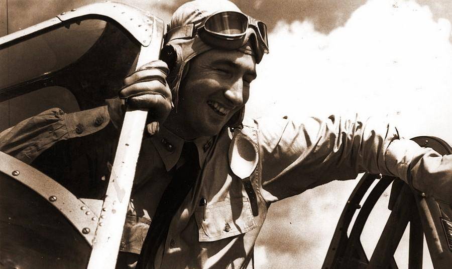 其中,有一位名叫克拉伦斯·迪金森的飞行员,连创了三个独特纪录.