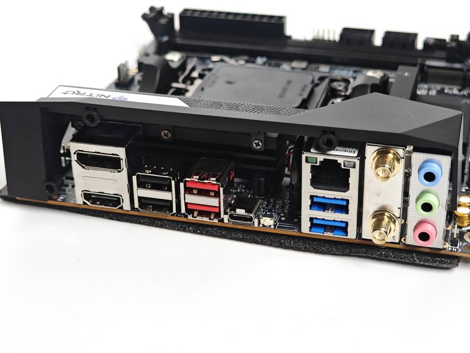 蓝宝石NITRO+B650I WIFI超白金主板实测：体积小巧，用料考究，性能给力！