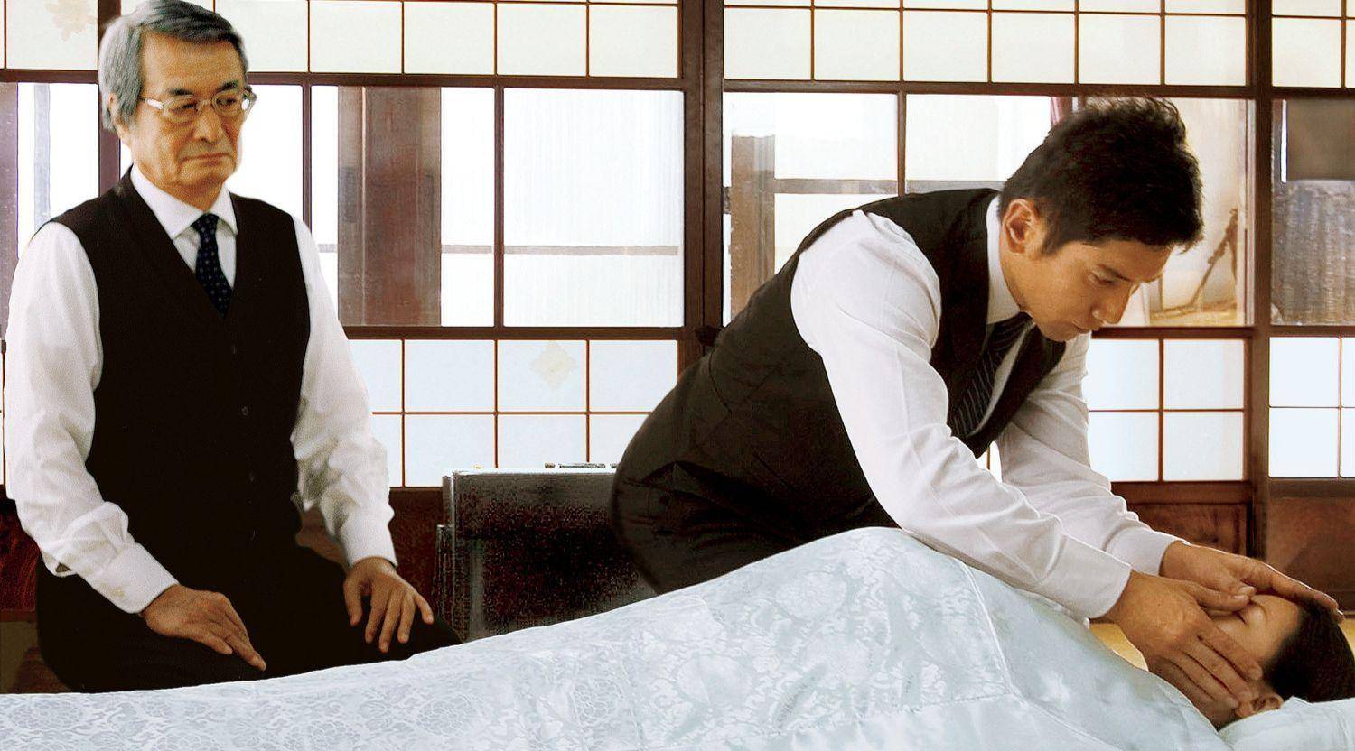 别人的至亲好友走完人生的最后一程,让他们以最祥和的样貌往生极乐,这