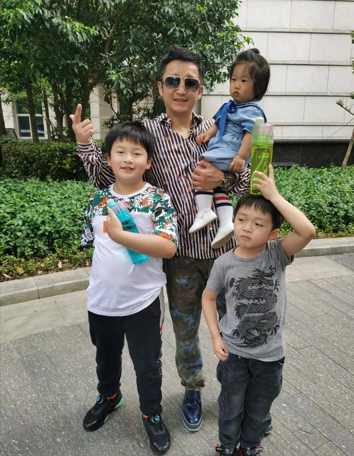 了大儿子邹明轩,在中国香港产子,2013年在美国洛杉矶生了二儿子邹明皓