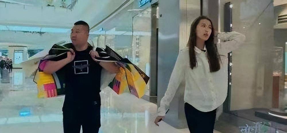 辽宁巨婴刘思琦:16岁吃饭靠人喂,每天花销过万,如今近况如何?