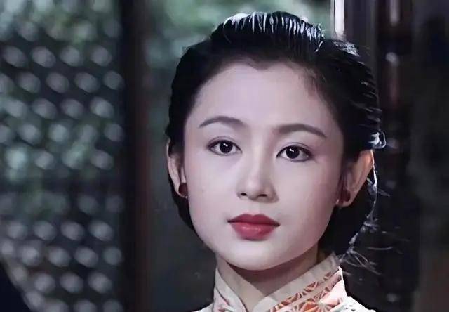 巧妙穿梭于董卓与吕布之间,举手投足间流露出的万种风情1994年,陈红在