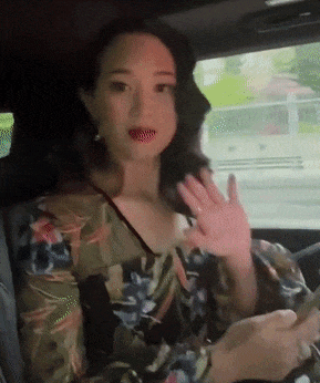 范主尤其喜欢她甜甜笑起来的样子,有点撞脸新加坡女星范文芳↓画起