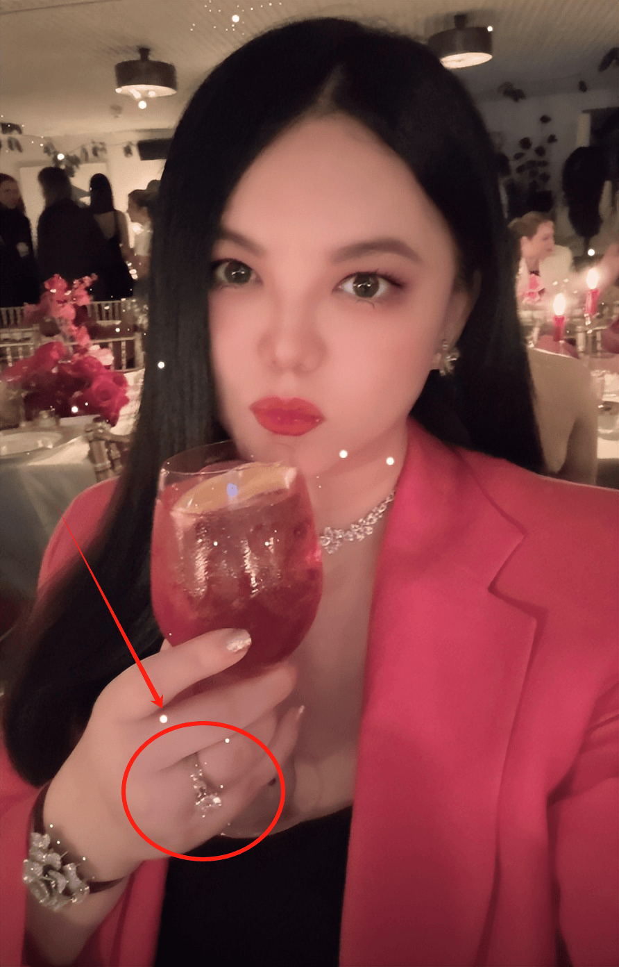 李湘母女穿搭引热议,妈妈戴鸽子蛋钻戒,女儿穿1399元"廉价裙"