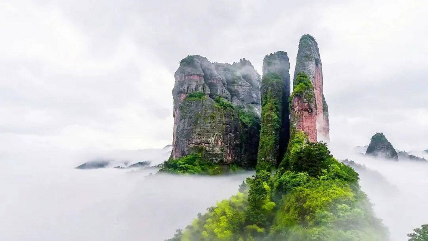 江郎山属于典型的丹霞地貌,由三座巨石峰组成,分别是郎峰,亚峰和灵峰