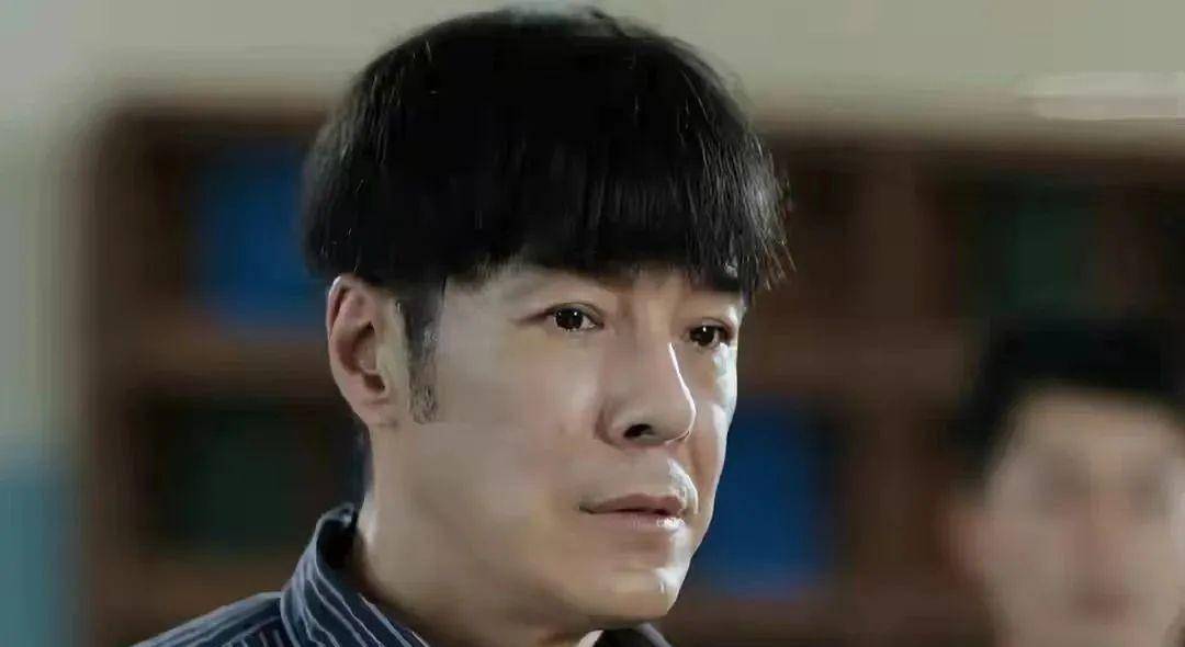 岁的他,在剧中企图通过厚刘海来掩盖自己的年龄,扮演二十多岁的青年人