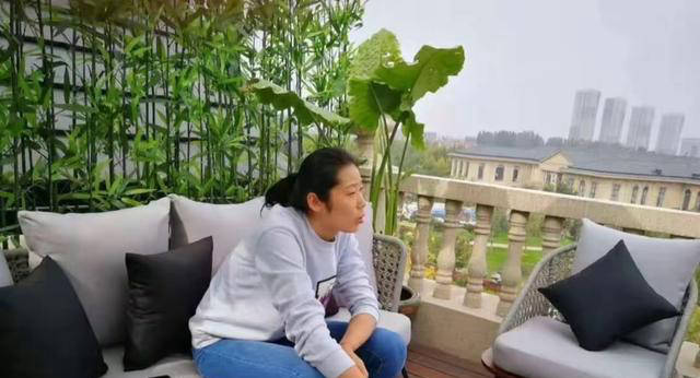 朱婷回国团聚与家人,豪宅曝光,与妹妹愉快打羽毛球,确定归队时间