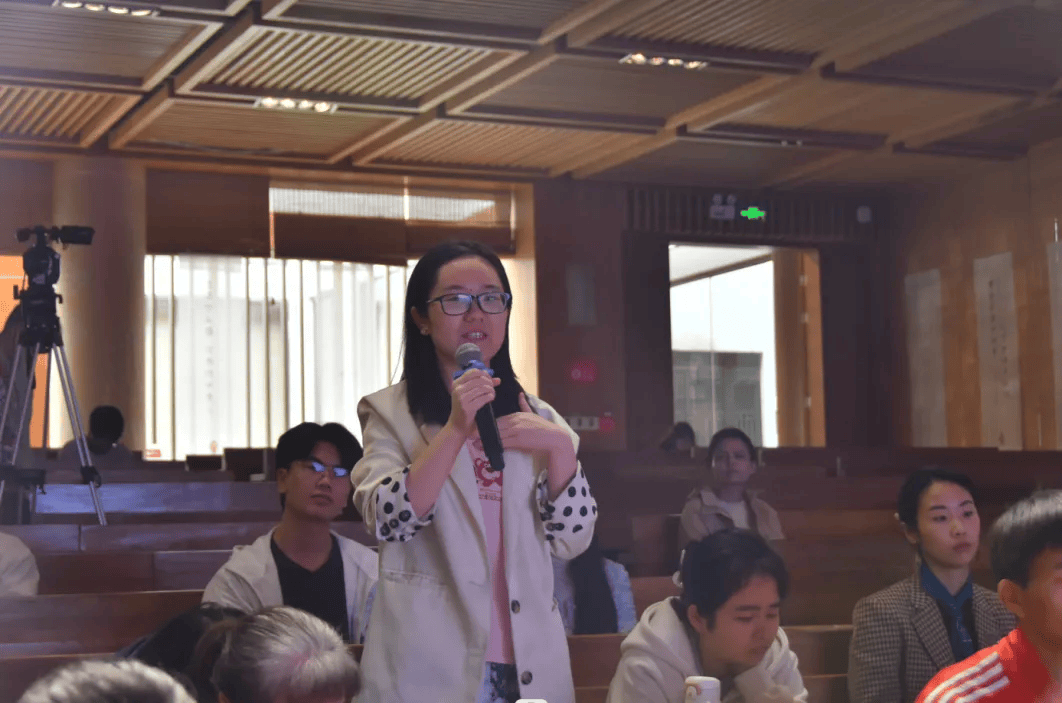 苏老师的哲学课与教室里哲学课的刻板印象不同,他以我们的现实生活和