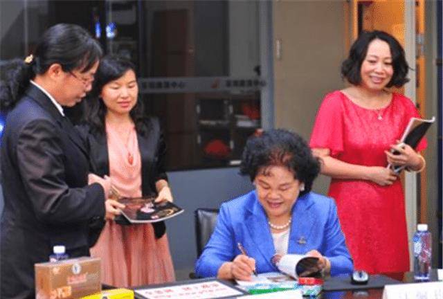 13岁进工厂,33岁成厂长,用30万美元骗罗纳尔多代言,今成女老赖_江佩珍