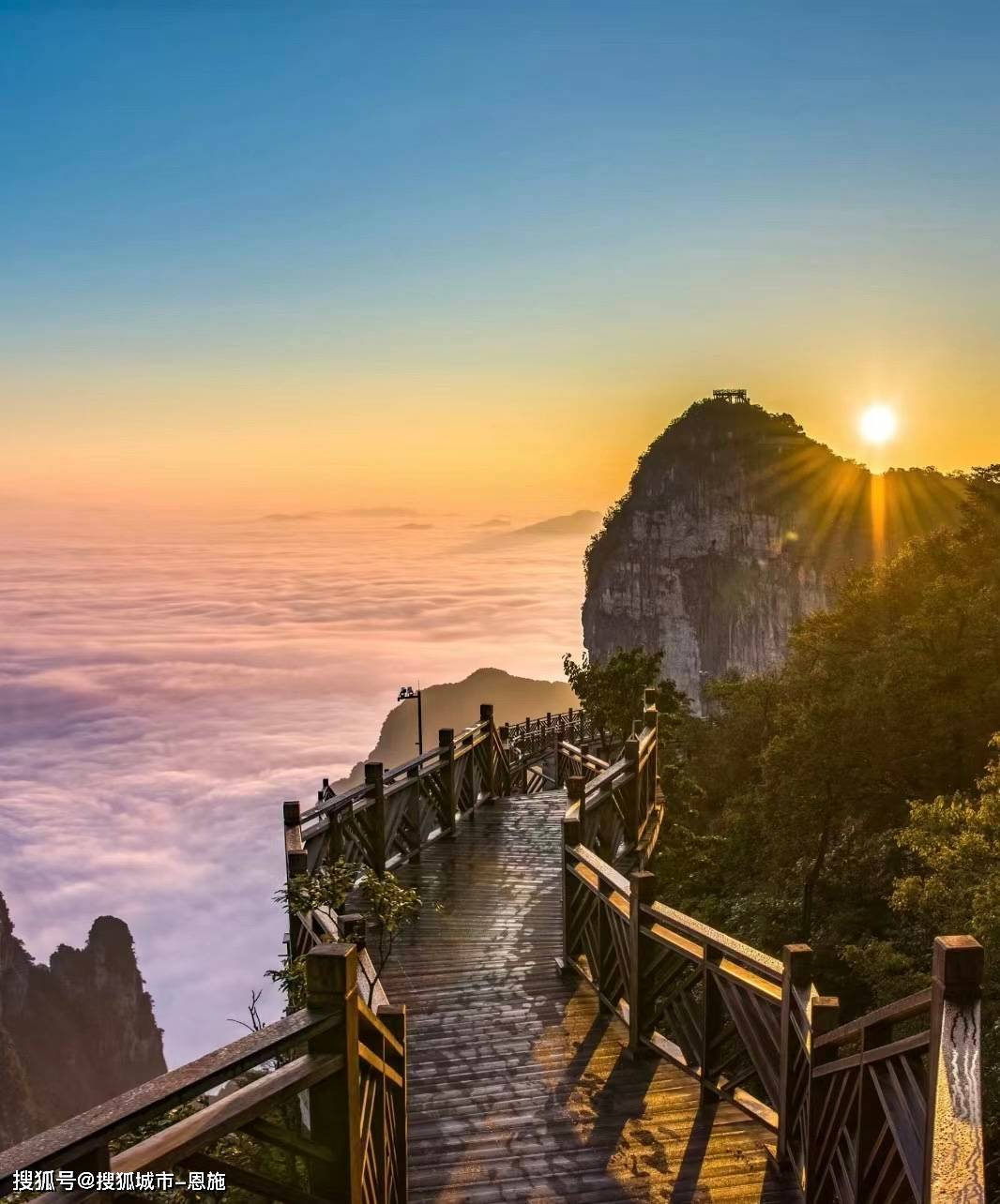 必玩景点:森林公园,天门山,天门洞,玻璃桥,芙蓉镇,凤凰古城,湘西苗寨