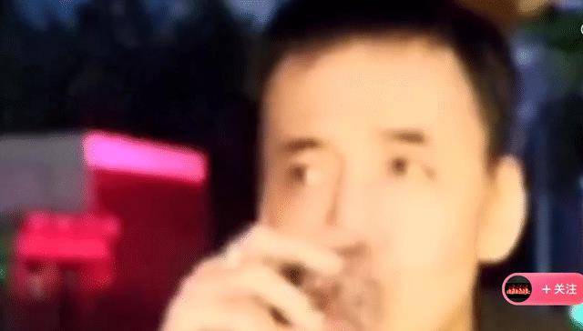 其后"加代"远离江湖,晚年好酒的"加代",没事儿就喜欢在小酒馆跟老友喝