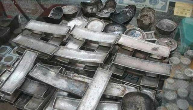 值得一提的是,清朝时政府从百姓手中征收的都是碎银,要想变成一锭一锭