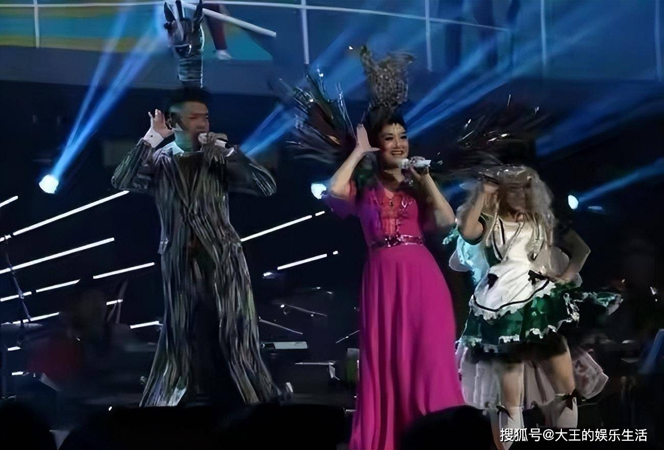 凤凰传奇:曾毅结婚前的那个夜晚,31岁的玲花哭的泪流满面