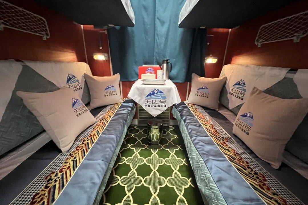 据悉,此趟旅游专列不仅功能完善,还配有高包车厢,软卧车厢,硬卧车厢