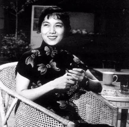 晚年瘫痪23年,重生后上春晚,新凤霞死后女儿说:妈妈一生太圆满