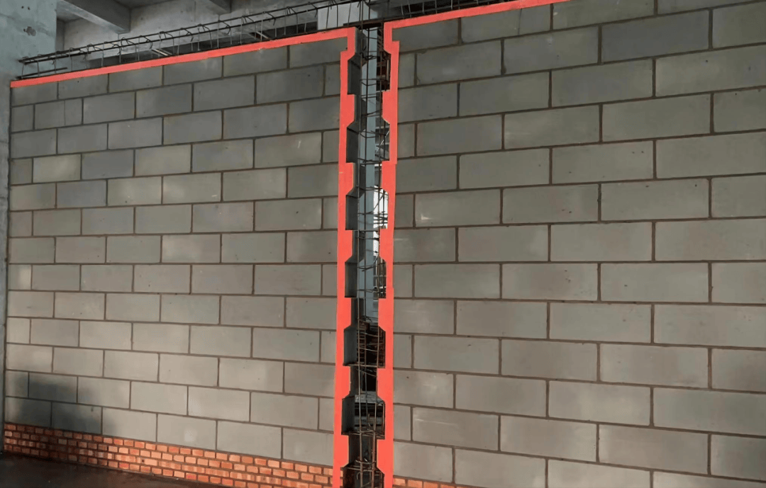 墙体交接部位构造柱可以在两侧墙体设置螺栓孔,加气砌体采用电钻钻孔