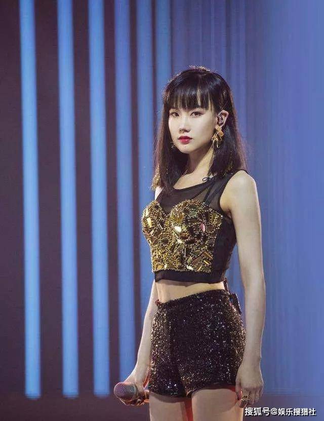 主人公被曝是黄龄,与素人男友电梯亲密露搂腰_胡洋_同行_媒体