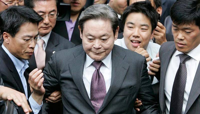 作为对比,在面对同样情形时,李健熙二女儿李富真的前夫任佑宰,就做出