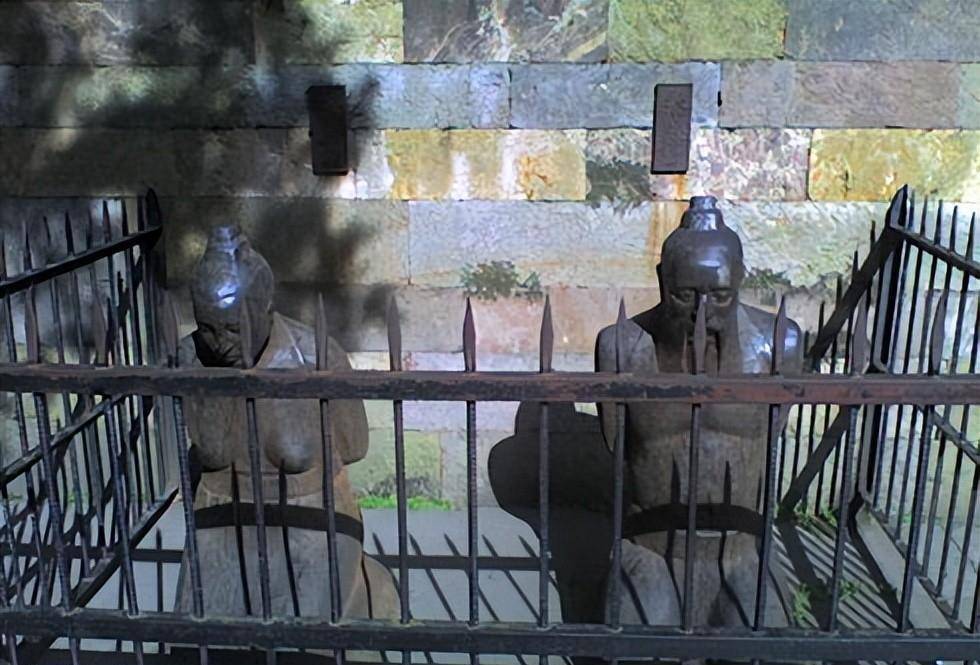 岳飞墓前跪着五个人,现如今变成四个,为何少了一个,少了谁呢?