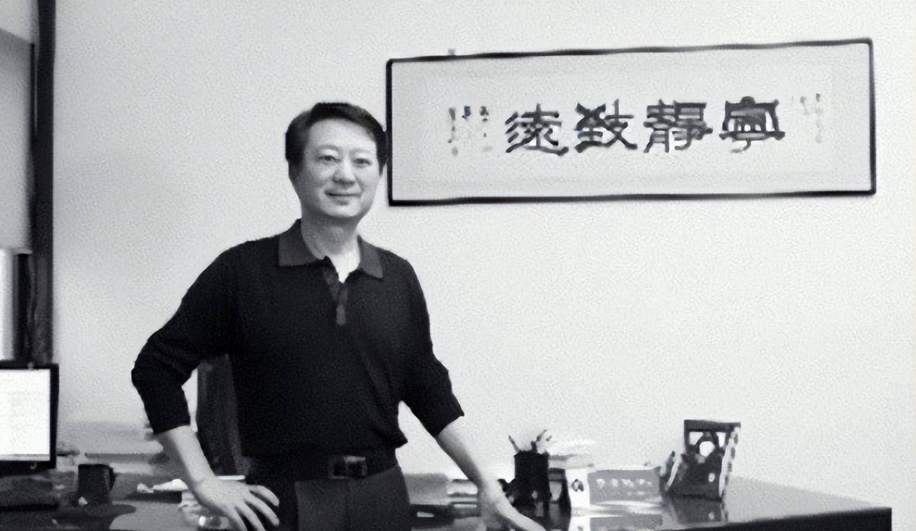 他们的儿子卫辰尧长大了以后,义无反顾地选择了警校.