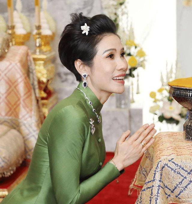 泰国贵妃身穿裹臀裙,趴地跪拜高僧,身材气质比王后好太多