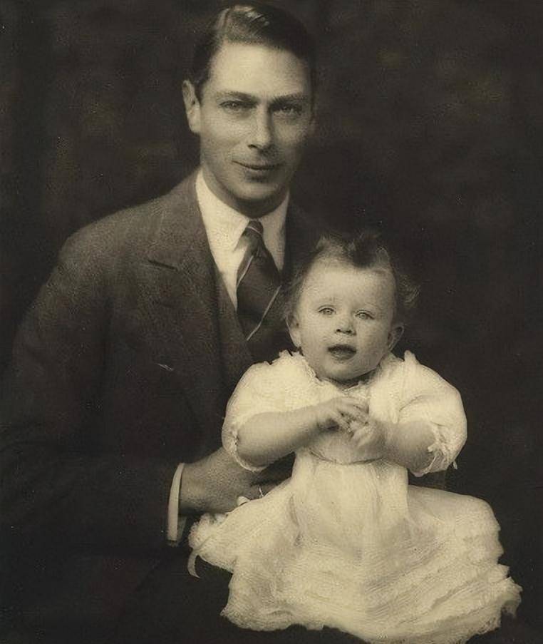 只不过,在伊丽莎白二世没出生之前,乔治五世是痛苦的,自己身体不好