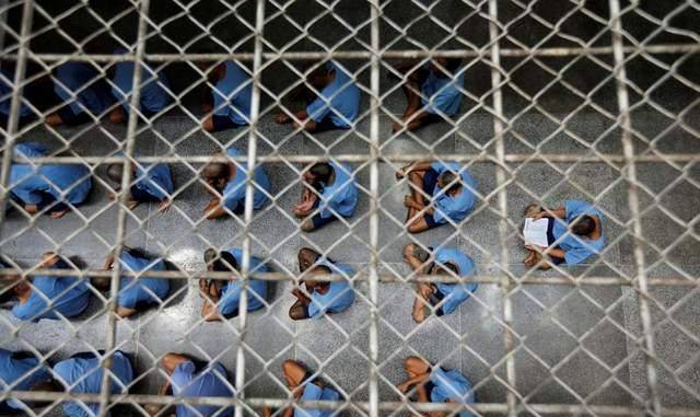 2014年,泰国王妃浑身赤裸躺到地上给狗喂食,遭到曝光后被迫出家