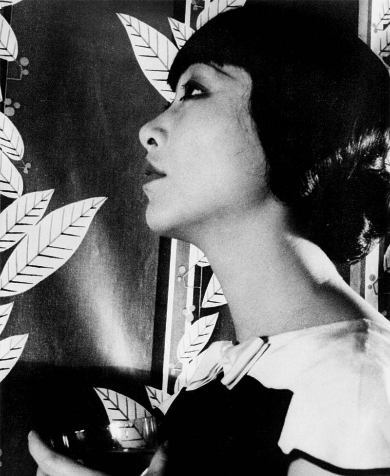 她有什么经历与争议?