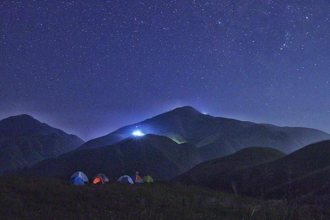 武功山里的一绝便是看星星,因为海拔比较高,感觉整个星空近在咫尺,最