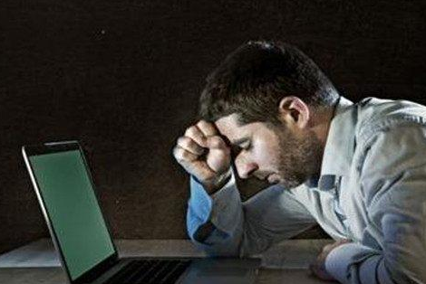 生活当中,有一种情况是在晚上睡觉的时候经常做噩梦,而被噩梦惊醒的人